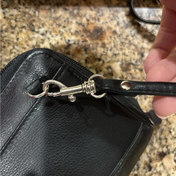 Wilsons Leather Elegant Black Crossbody Bag - Picture 16 of 16